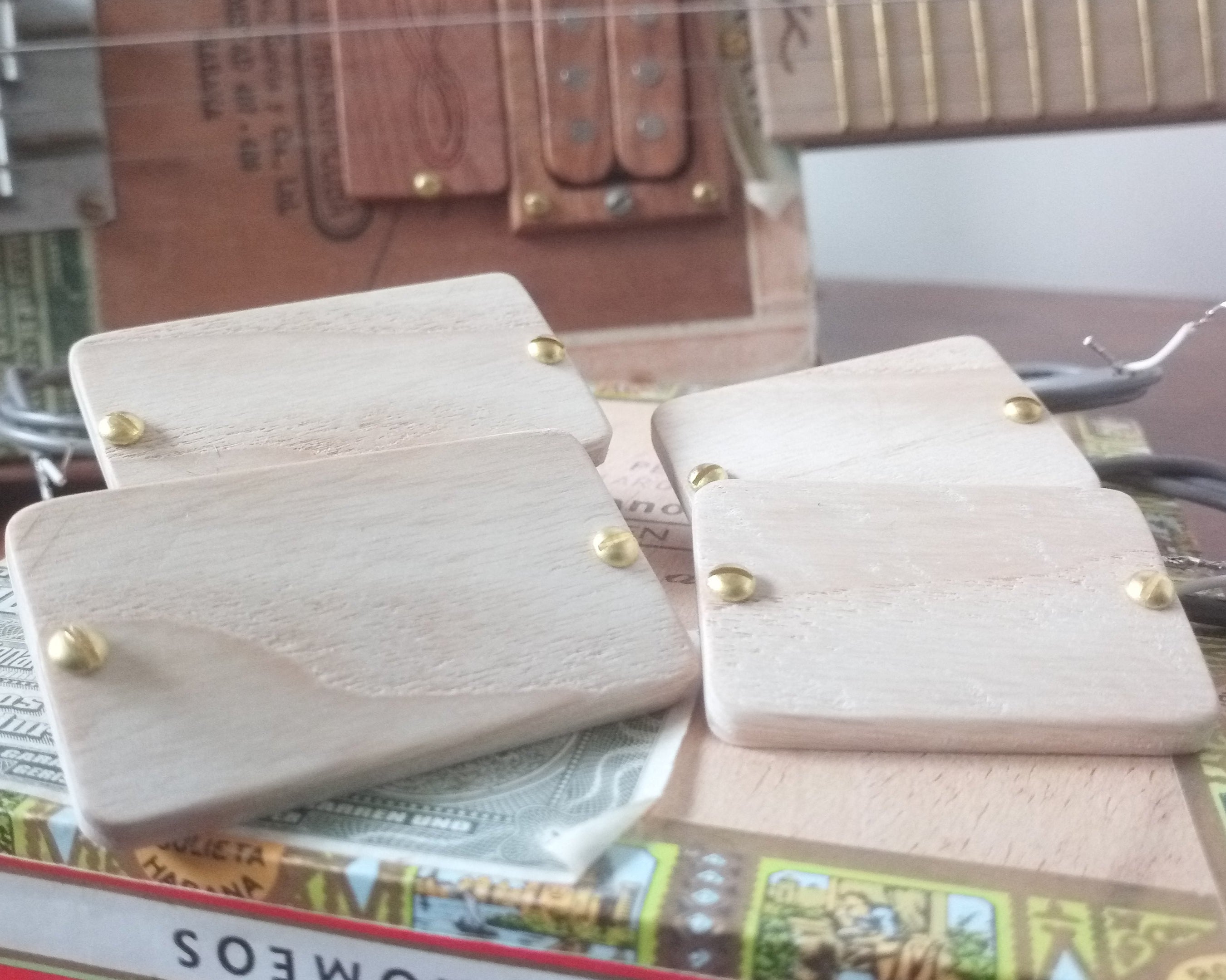 Micro  artisanal Amergin pickup pour cigar box guitare 3 cordes, fabrication française par Keltia Lutherie.