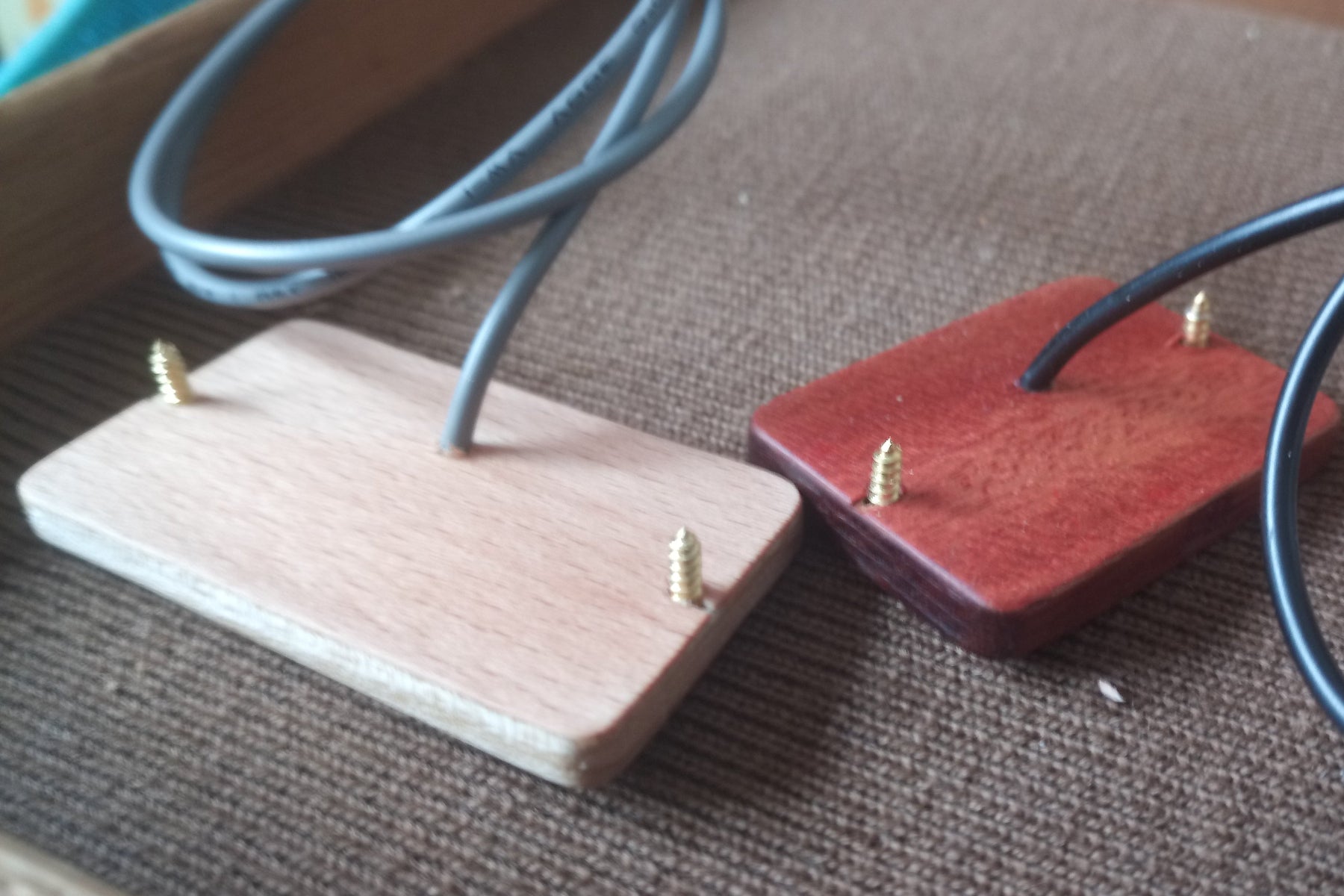 Micro  artisanal Amergin pickup pour cigar box guitare 3 cordes, fabrication française par Keltia Lutherie.