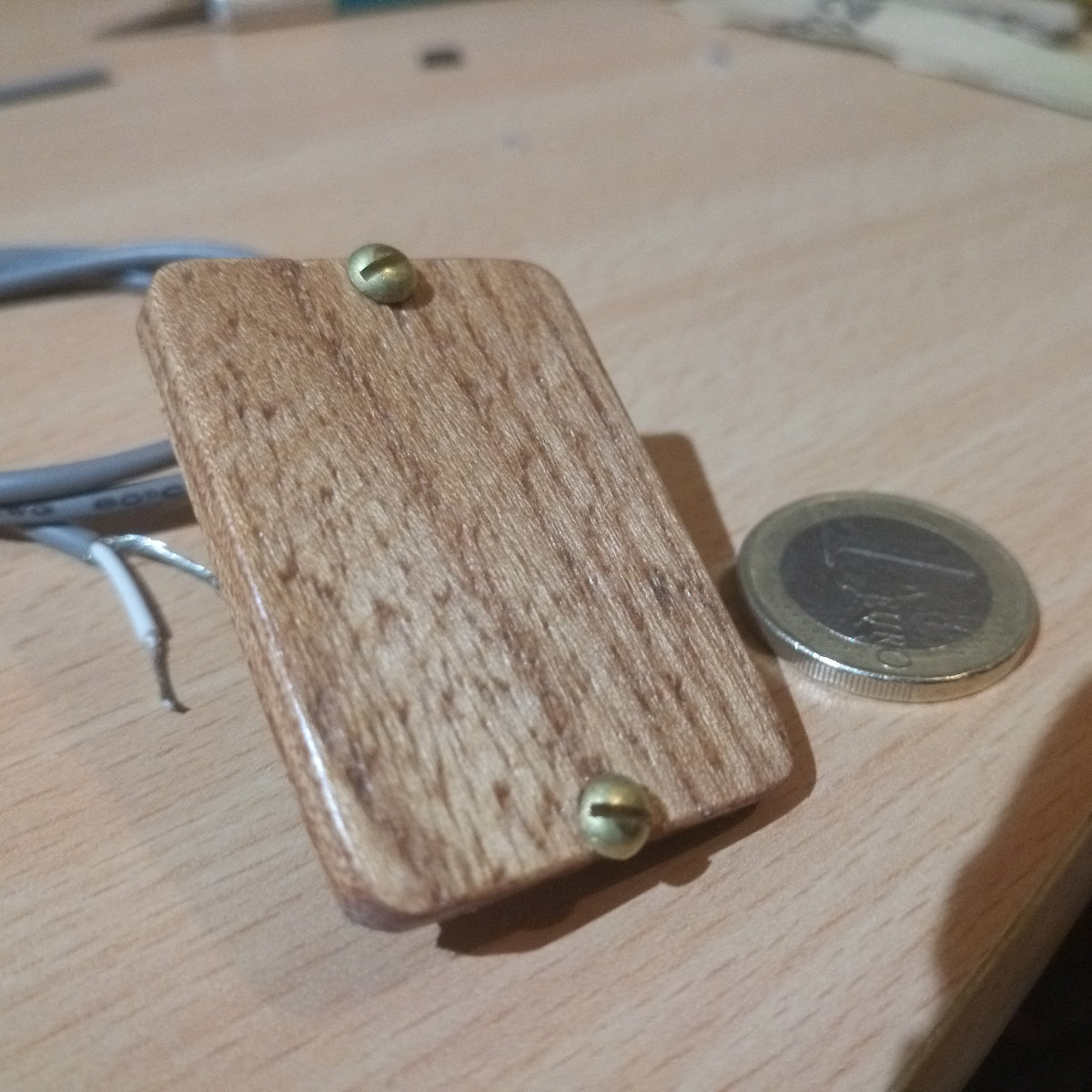 Micro  artisanal Amergin pickup pour cigar box guitare 3 cordes, fabrication française par Keltia Lutherie.