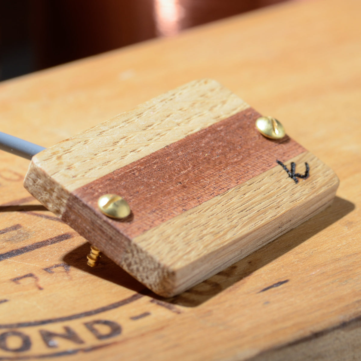 Micro  artisanal Amergin pickup pour cigar box guitare 3 cordes, fabrication française par Keltia Lutherie.