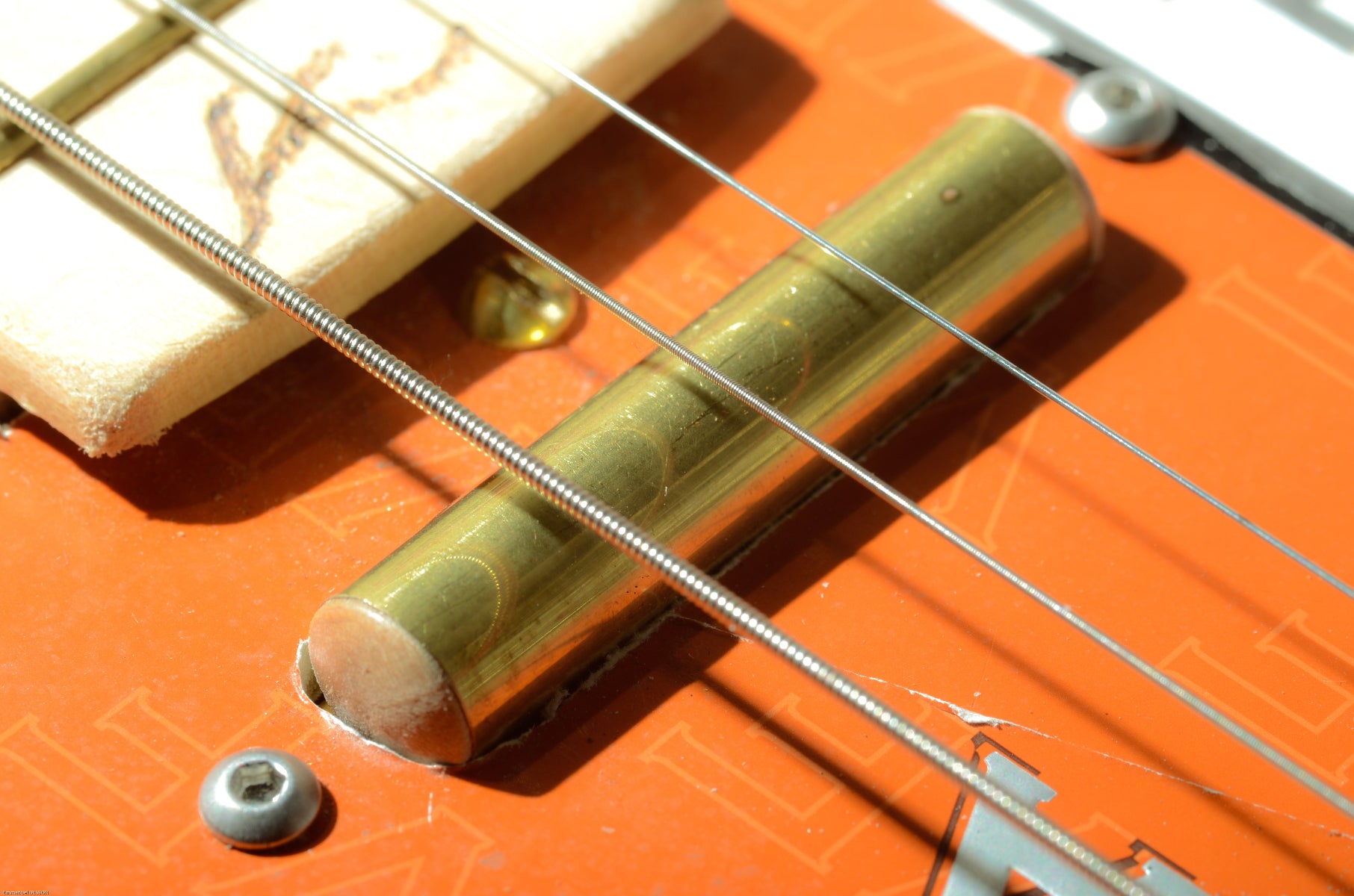 Micro  artisanal Amergin pickup pour cigar box guitare 3 cordes, fabrication française par Keltia Lutherie.