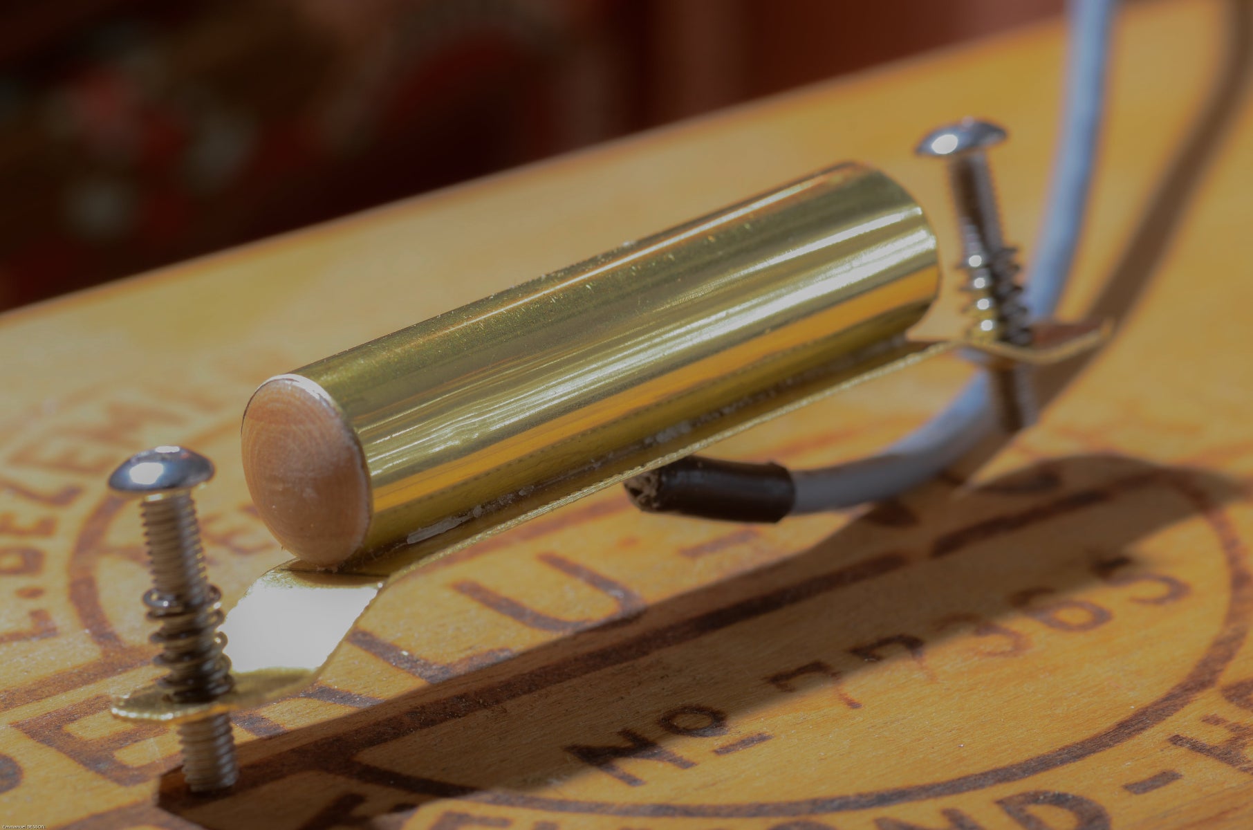 Micro  artisanal Amergin pickup pour cigar box guitare 3 cordes, fabrication française par Keltia Lutherie.