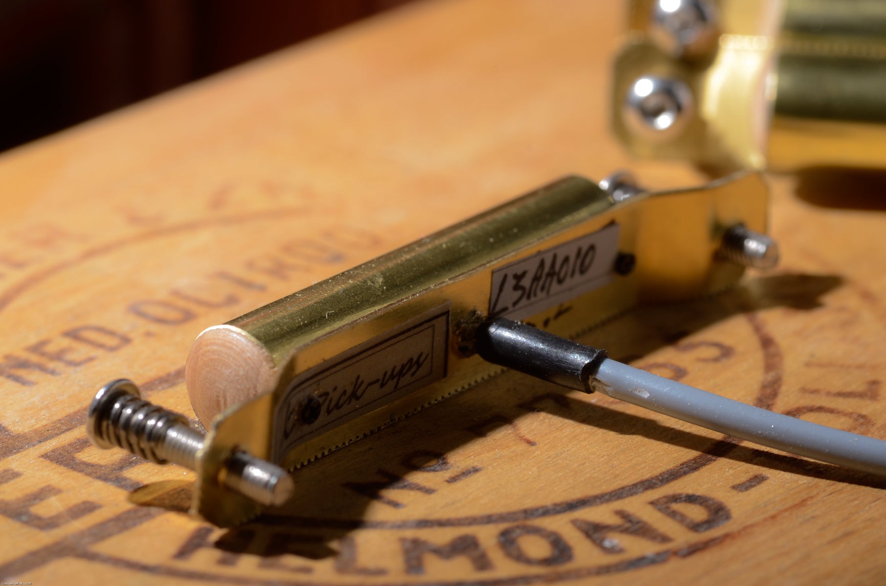 Micro  artisanal Amergin pickup pour cigar box guitare 3 cordes, fabrication française par Keltia Lutherie.