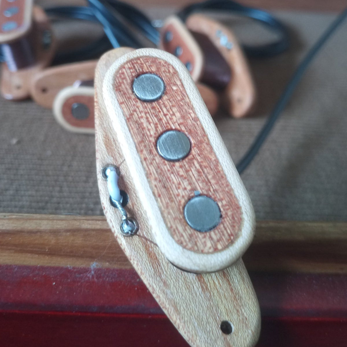 Micro  artisanal Amergin pickup pour cigar box guitare 3 cordes, fabrication française par Keltia Lutherie.