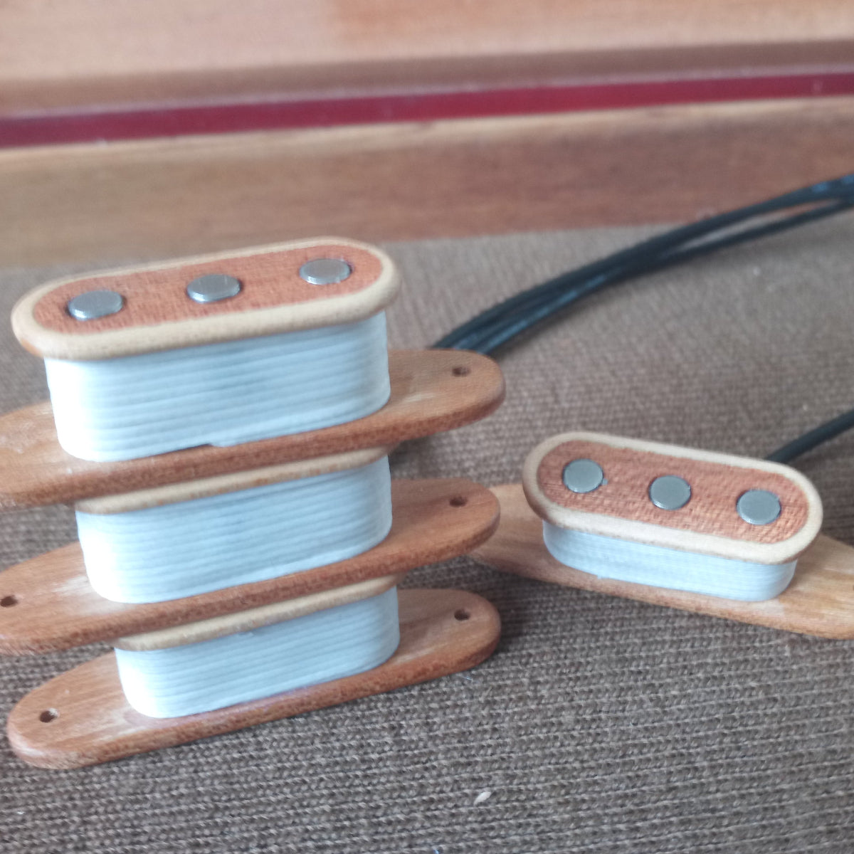 Micro  artisanal Amergin pickup pour cigar box guitare 3 cordes, fabrication française par Keltia Lutherie.