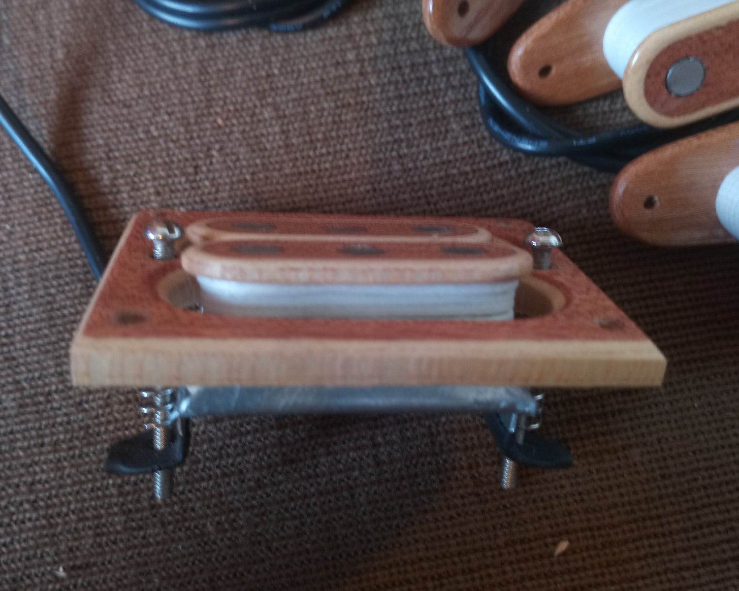 Micro humbucker artisanal pour cigar box guitare 3 cordes, modèle Taliesin, fabriqué en France par Keltia Lutherie.