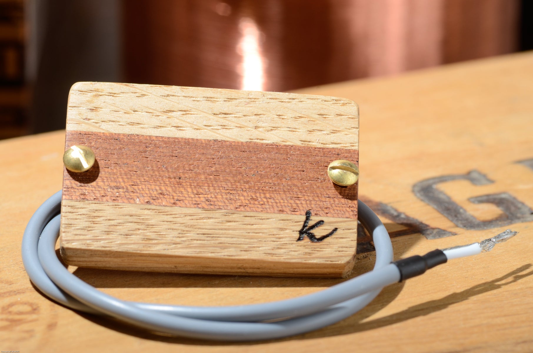 Micro  artisanal Amergin pickup pour cigar box guitare 3 cordes, fabrication française par Keltia Lutherie.