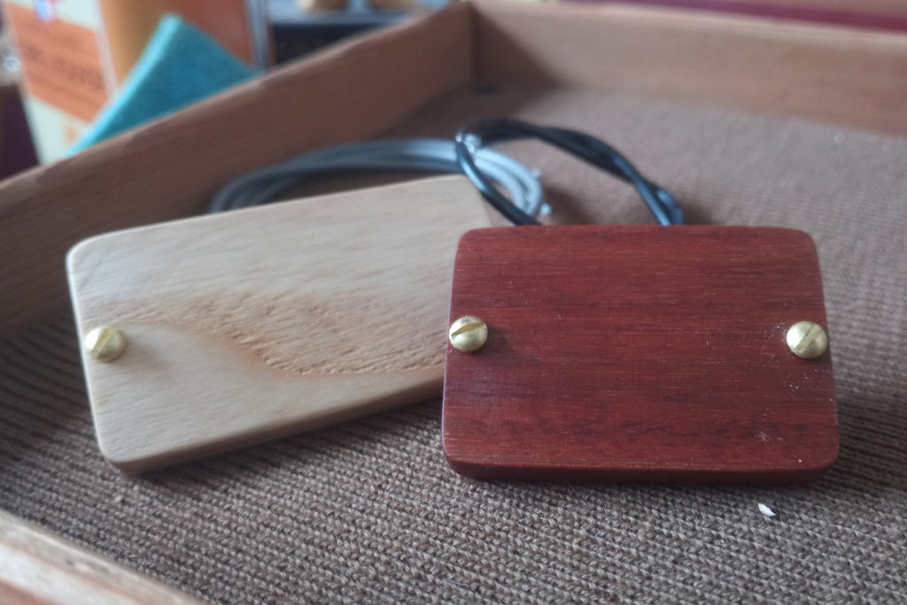 Micro  artisanal Amergin pickup pour cigar box guitare 3 cordes, fabrication française par Keltia Lutherie.