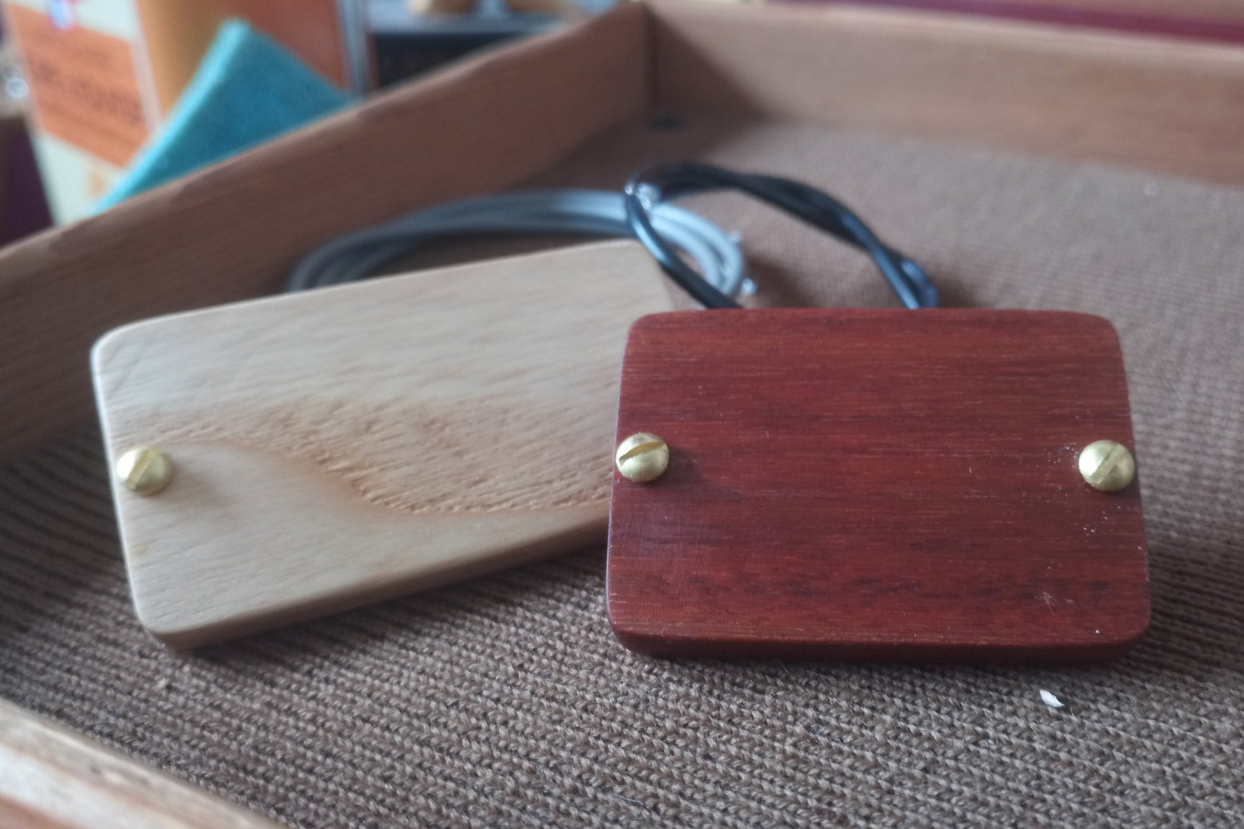 Micro  artisanal Amergin pickup pour cigar box guitare 3 cordes, fabrication française par Keltia Lutherie.