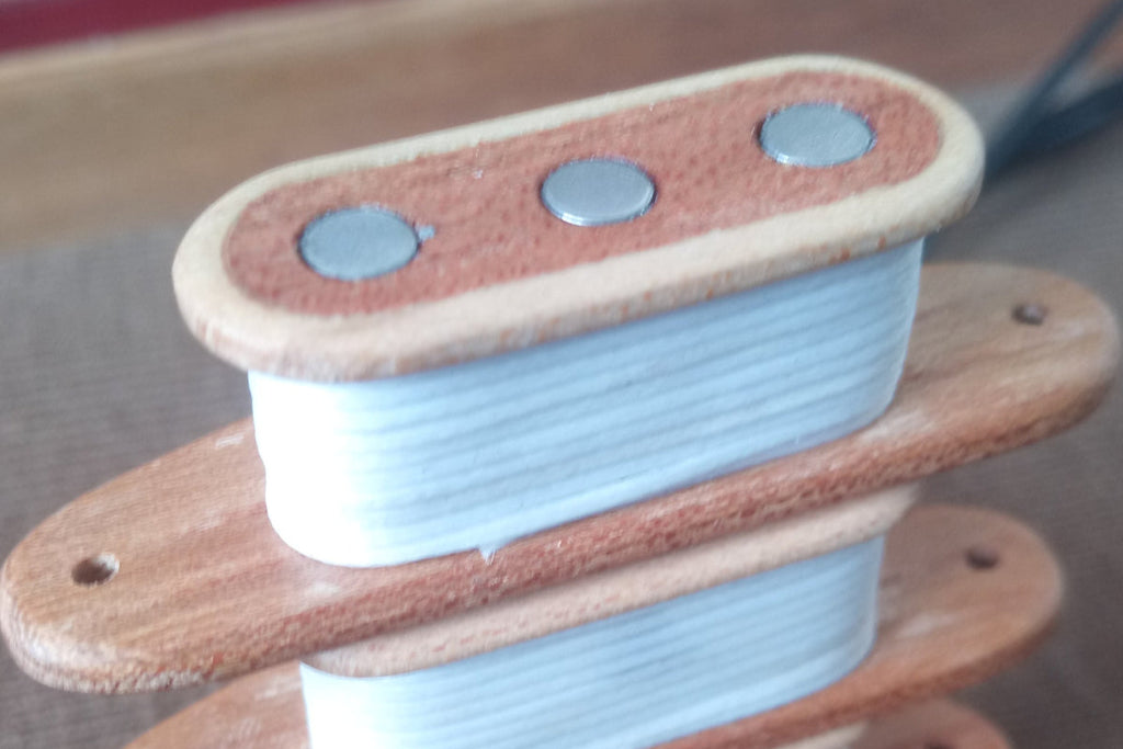 Micro  artisanal Amergin pickup pour cigar box guitare 3 cordes, fabrication française par Keltia Lutherie.